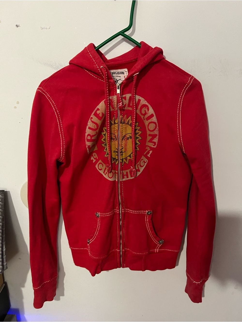 vintage true religion, hoodie women’s medium
sewn ripped in left sleeve